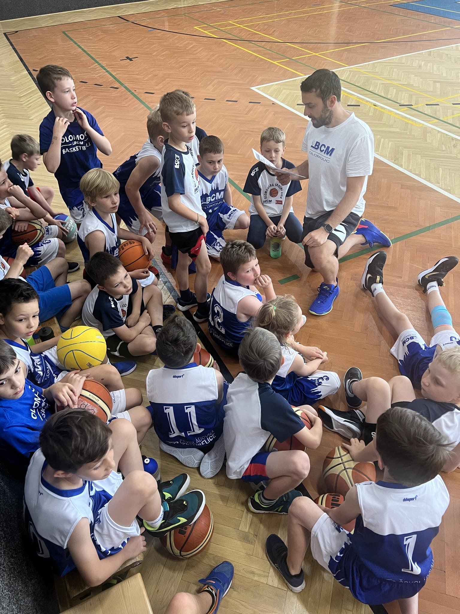 Děti z přípravek BCM při společné sportovní aktivitě